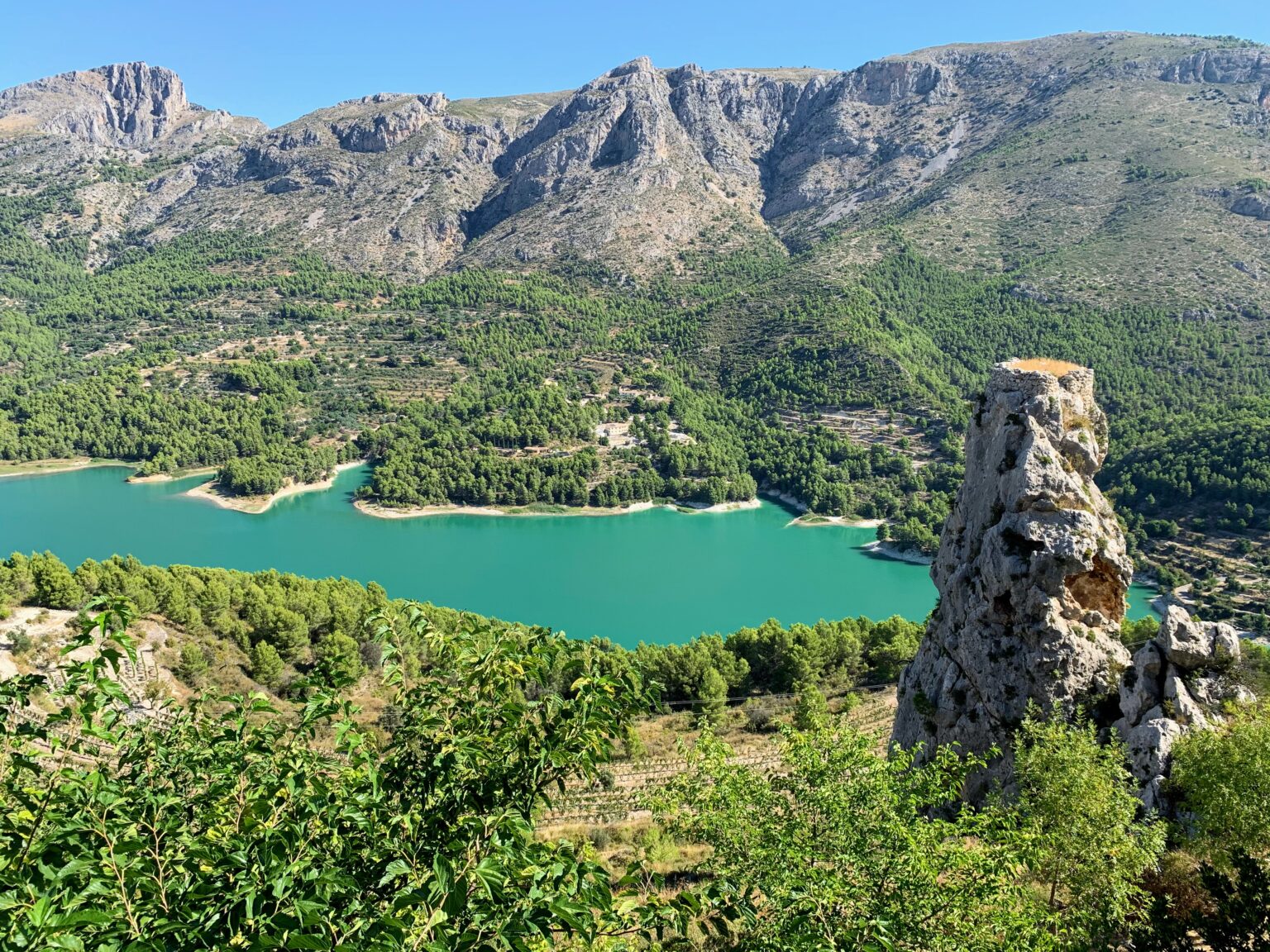 Guadalest, ein Bergdorf mit Geheimnissen und flüssigem Gold