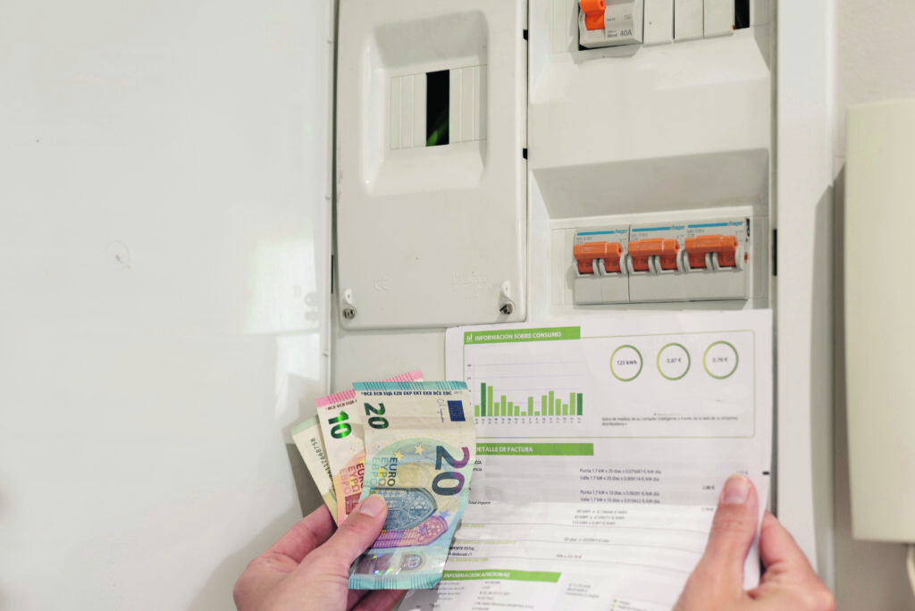 Electricity prices on the Costa Blanca: higher costs, smart saving tips