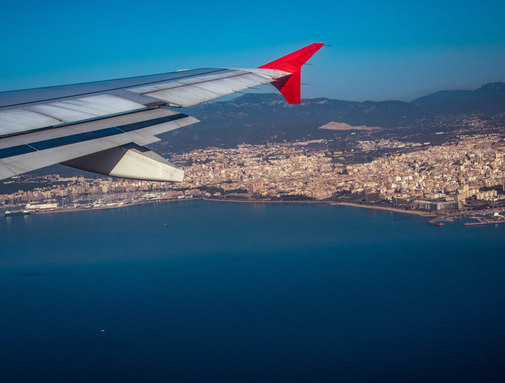 Conflicto con Irán y precios de los vuelos: Lo que realmente les espera a Alicante y Valencia