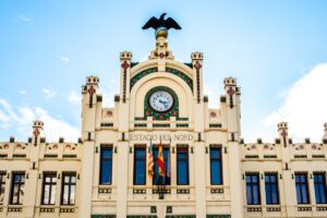 Verano Joven 2026: Günstiger mit Bahn und Bus durch Spanien – das sollten junge Residenten wissen