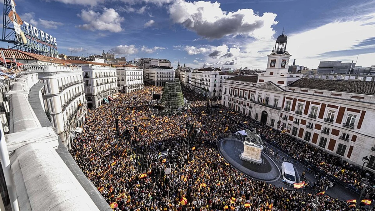 Spanische Flaggen prägen immer wieder Demonstrationen gegen die Politik der Regierung Sánchez. Archivbild einer Kundgebung in Madrid im November 2023.