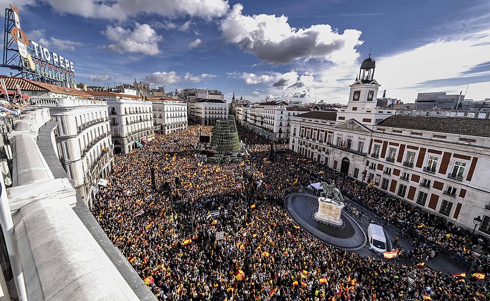 Spanische Flaggen prägen immer wieder Demonstrationen gegen die Politik der Regierung Sánchez. Archivbild einer Kundgebung in Madrid im November 2023.