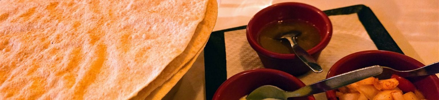 Nachhaltigkeit ist längst kein Modewort mehr, sondern Alltag – auch hier, an der Costa Blanca. Zwischen Dénia und Villajoyosa zeigt sich, wie ernst eine ganze Region das Thema inzwischen nimmt: Landwirte stellen auf ökologische Bewirtschaftung um, Gemeinden investieren in Wasserwiederaufbereitung, Solarenergie und Kreislaufwirtschaft, und immer mehr Verbraucher setzen auf regionale Produkte und nach­haltige Mobilität. In den letzten zehn Jahren hat sich in der Marina Alta und Marina Baixa sichtbar viel bewegt. Bio-Flächen wachsen, Energie-Gemeinschaften entstehen, und Städte entwickeln konkrete Klimapläne, die über Symbolpolitik hinausgehen. Besonders im Umgang mit Ressourcen – Wasser, Energie und Boden – wird der Wandel greifbar: bewusst, effizient und langfristig gedacht. Gleichzeitig verändert sich die Haltung zu Konsum und Tourismus. Ob Wochenmärkte, Direktvermarktung oder nachhaltige Unterkünfte – überall wächst das Bewusstsein, dass Regionalität und Verantwortung zusammengehören. Auch der Tourismus setzt zunehmend auf Qualität statt Masse: umweltzertifizierte Hotels, sanfte Mobilität und lokale Wertschöpfung sichern, dass diese Region nicht nur heute, sondern auch morgen lebenswert bleibt – für alle, die hier wohnen, und für jene, die sie mit Respekt besuchen. Was auf den ersten Blick nach kleinen Schritten aussieht, ergibt zusammengenommen eine Bewegung – und zeigt, wie aus Ideen Zukunft wird. In den nächsten Seiten begleiten wir sie: von der Bio-Landwirtschaft über Wasser und Energie bis hin zu Mobilität und modernem Konsum.